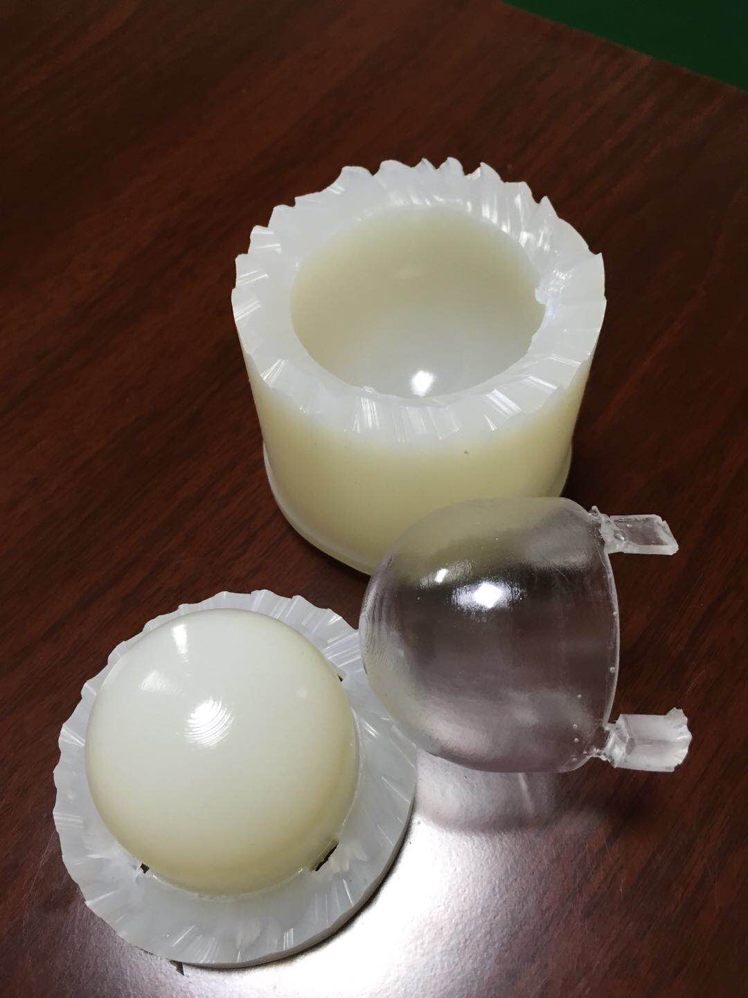 模具表面出现痕迹、条纹、不光滑等现象？